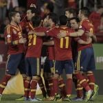 El gol de Xavi derribó la muralla bielorrusa y los españoles lo celebraron