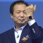 El presidente y líder de comunicaciones móviles de Samsung, JK Shin, muestra su reloj inteligente, el Galaxy Gear