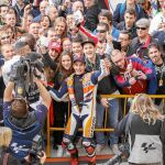 Marc posa con un grupo de aficionados a los que estuvo más de diez minutos firmando autógrafos