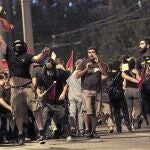La Policía carga contra los manifestantes, ayer, en Atenas