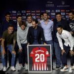Juanfran posa con sus compañeros y ex compañeros y la camiseta firmada por todos que le entregaron