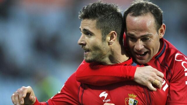 Kike Sola (en primer término) felicitado por su compañero Alejandro Arribas, tras conseguir el gol del Osasuna