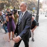 El ex conseller de Solidaridad, Rafael Blasco, a su entrada en el TSJCV para declarar por el caso Cooperación