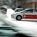 Un taxi circula por Valencia.