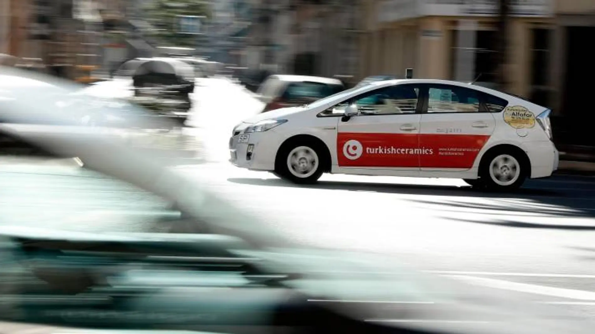 Un taxi circula por Valencia.