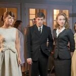 Arriba, parte del reparto de la ficción. Abajo, José Sacristán, que interpreta a Emilio