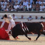 Sebastián Castella torea con la diestra a uno de los ejemplares de la encerrona