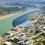 Vista aérea de los trabajos de descontaminación frente a la fábrica de Ercros