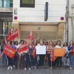 Trabajadoras de Accepta protestan ayer contra los cierres de centros