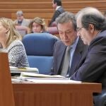 El presidente Herrera, charla con el consejero De Santiago-Juárez, en presencia de la consejera Del Olmo