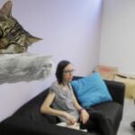 Los clientes podrán disfrutar de sus bebidas, como en un bar normal (no sirven alcohol), mientras acarician a uno de estos animales y disfrutan de su compañía