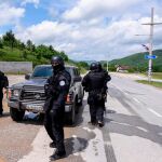Efectivos de la unidad especial de la Policía de Kosovo tomando posiciones cerca de la localidad de Cabra