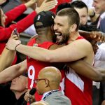 Marc Gasol y Serge Ibaka, se abrazan al final del partido en el Oracle Arena