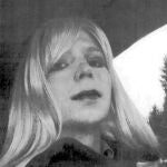 El soldado Bradley Manning vestido de mujer