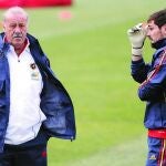 Casillas y Del Bosque conversan en un entrenamiento durante el Mundial de Suráfrica