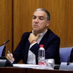 El consejero de Presidencia, Elías Bendodo, en la comisión parlamentaria /Foto: Manuel Olmedo