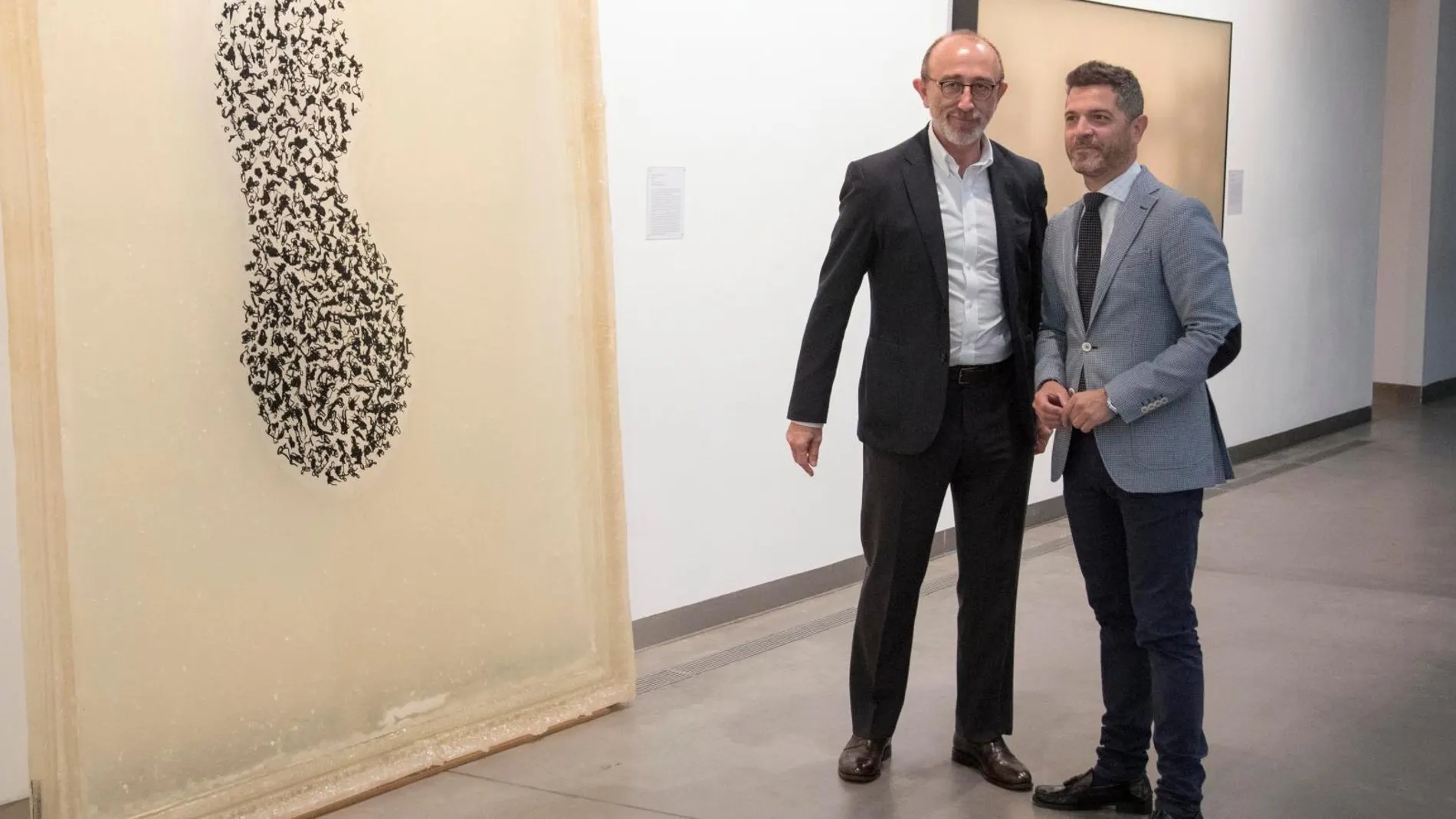 El Museo DA2 y la Fundación Coca-Cola inauguran la exposición Huellas, rastros e itinerario’. En la imagen el director de la Fundación, Juan José Litrán y el concejal de Cultura de Salamanca, Julio López