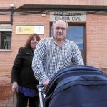 El etarra arrepentido Valentín Lasarte paseó a su bebé por las calles de la localidad de Lodosa (Navarra), junto a su pareja, en su primer permiso del pasado mayo