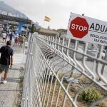 A los ciudadanos del Peñón les basta con presentar las facturas, selladas por las tiendas como «tickets de turista», para que les reintegren el IVA