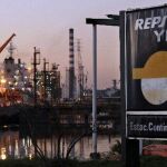 Vista de las instalaciones de la Terminal Dock Sud, de la petrolera YPF, en la ciudad de Avellaneda, en la provincia de Buenos Aires (Argentina)