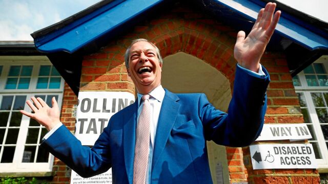 Nigel Farage, líder del Partido del Brexit, responde ayer ante los periodistas tras votar en un colegio electoral de Biggin Hill. Foto: Reuters