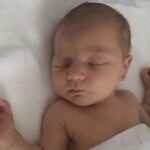 Despertarse es un reclamo de ayuda. Es su manera de decir, «estoy incómodo porque tengo el pañal sucio» o «hay alguna cosa que me molesta y que interfiere en la respiración»