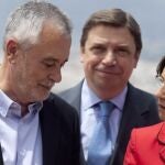 El presidente de la Junta, José Antonio Griñán, con la diputada Rosa Aguilar y el consejero de Agricultura, Luis Planas (centro),