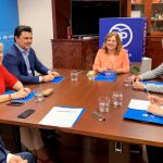 De izda. a dcha., Enrique Ujaldón, Violante Tomás, José Miguel Luengo, Visitación Martínez, Javier Celdrán y Rebeca Pérez, integrantes del Comité regional de Acuerdos para la Gobernabilidad