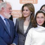 Miguel Arias Cañete y la Princesa de Asturias conversan mientras posan con los ganadores y los asistentes al acto