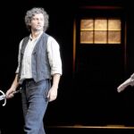 Durante el primer acto, Lohengrin (Kaufmann, de frente) y Friedrich von Telramund (Tomasson) se ven las caras. Al fondo, Evelyn Herlizius