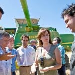 La consejera de Agricultura y Ganadería, Silvia Clemente, contempla cómo va la cosecha de este año