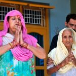 La mujer y la madre de dos de los acusados de violar y asesinar a una niña de ocho años rezan antes del veredicto final/ EFE