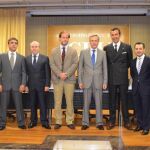 De izquierda a derecha, el periodista José Vega; el ganadero Victorino Martín; el patrono de la Fundación Universitaria San Pablo CEU, Javier López-Galiacho; el ganadero Samuel Flores; el director general de la Fundación Universitaria San Pablo CEU, Raúl Mayoral; el ganadero Tomás Prieto de la Cal; el fundador de la Plataforma por la Diversidad de Encastes, Francisco Javier Pérez Millán; y el director del Aula de Tauromaquia, Rafael Cabrera