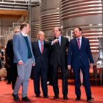 El presidente Juan Vicente Herrera visita el nuevo Centro de Alta Tecnología de Elaboración de Protos, en Anguix, junto a Edmundo Bayó y Carlos Villar, entre otros