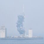 Cohete en propulsión lanzado desde una plataforma móvil situada en el mar Amarillo, en China. Foto: Xinhua News Agency