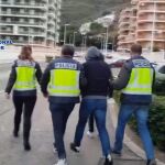 Una de las operaciones desarrolladas por la Policía Nacional, en este caso en la localidad valenciana de Cullera, para detener a un fugitivo reclamado por Polonia