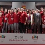 Imagen de los deportistas junto a Ana Botella.