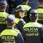 En total se van a adquirir 32 chalecos para los agentes. En la imagen, el desfile del 175 aniversario del Cuerpo que se celebró el lunes en El Retiro