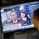 MÁXIMA PREOCUPACIÓN. Un ciudadano mira atento la comparecencia del presidente de la Cámara de Representantes, John Bohener, ayer, en Nueva York
