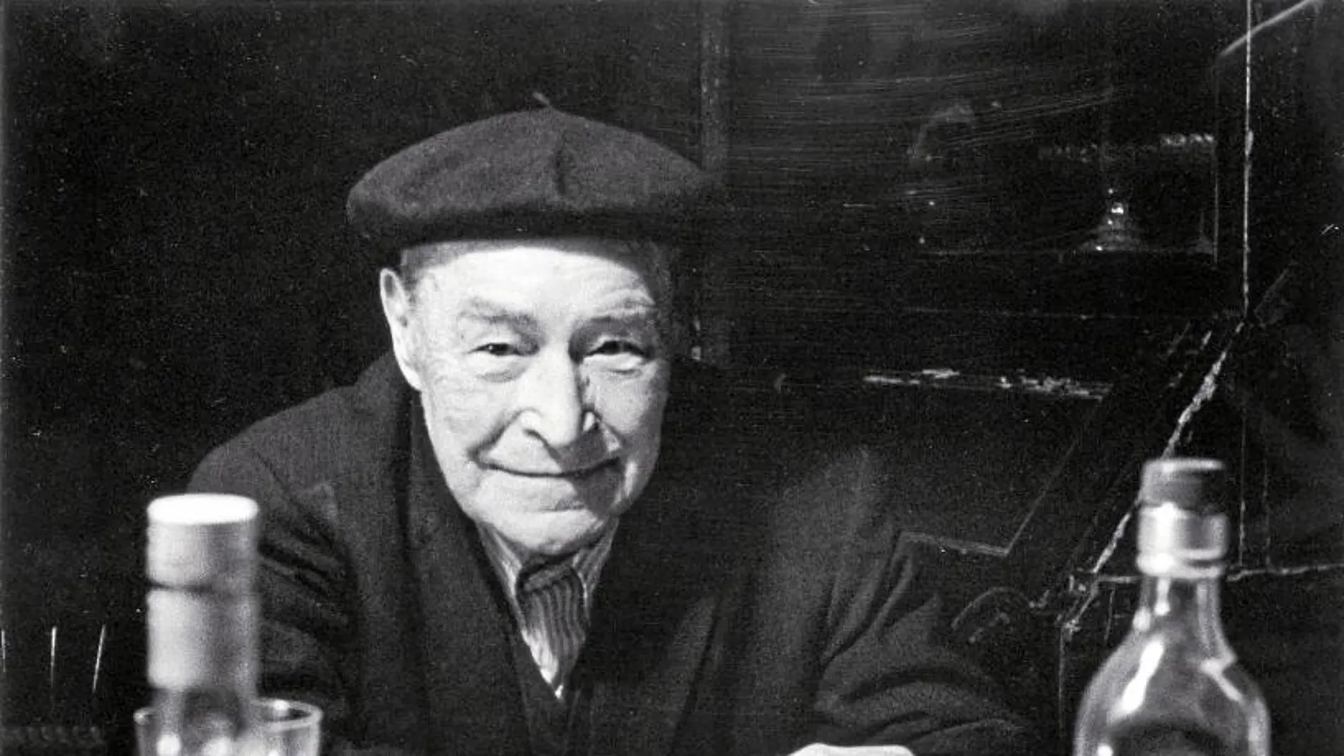 Josep Pla en Llofriu, en 1977, fotografiado por Francesc Català-Roca