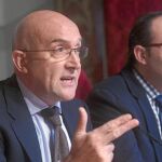 Jesús Julio Carnero presenta las cuentas de la Diputación de Valladolid para 2014 junto a Víctor Alonso Monge