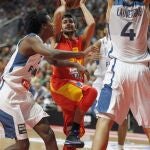 El jugador de la selección española Ricky Rubio (c) lanza a canasta entre Mickaël Galebale (i) y Joffrey Lauvergne (d), ambos de Francia, durante el partido amistoso