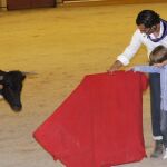 Fandiño se dispone a dar un muletazo junto a uno de los jóvenes presentes en la clase práctica