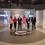 Los candidatos a la Presidencia de la Generalitat ayer antes de empezar el debate en Àpunt, junto a la moderadora del mismo, la periodista Jèssica Crespo