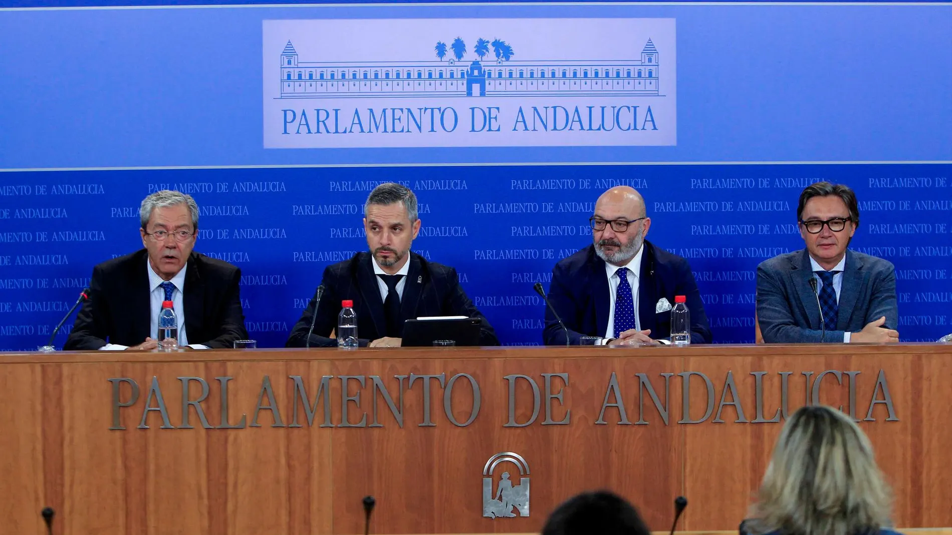 Los consejeros Rogelio Velasco, de Cs; Juan Bravo, del PP; y los diputados de Vox Alejandro Hernández y Manuel Gavira./ Foto: Manuel Olmedo