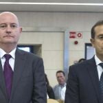 El ex jefe superior de Policía del País Vasco Enrique Pamiés (i), y el exinspector José María Ballesteros (d), acusados de colaborar con ETA