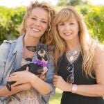 Paula Vázquez y Alejandra Botto posan con un perrito para promocionar Perrotón 2013