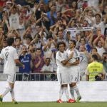 Raúl González celebra con Marcelo uno de sus goles en el Bernabéu