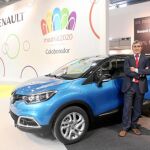 Jesús Presa y Francisco Montejo posan con el modelo Renault Captur en la Feria de Muestras de Valladolid