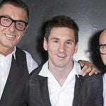 Stefano Gabbana, Lionel Messi y Domenico Dolce, ayer, en Milán